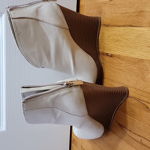 Jennifer Lopez Cream Wedge Bootie size 7.5 medium (light use) - Picture 2 of 8